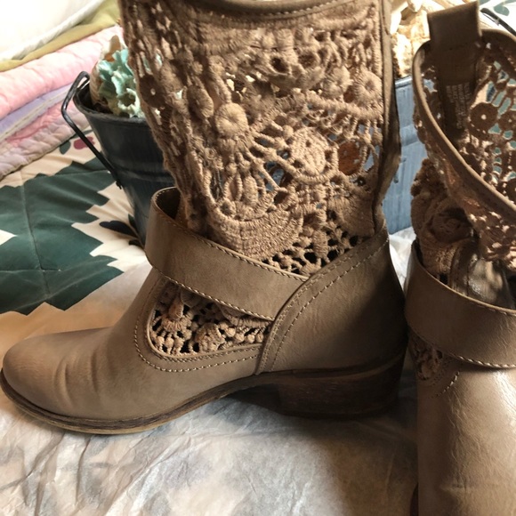 UNIQUE BOOTS 👢 Tan, w/Decorative Top , Size 8m.  MUST try on & see for yourself - Picture 4 of 12